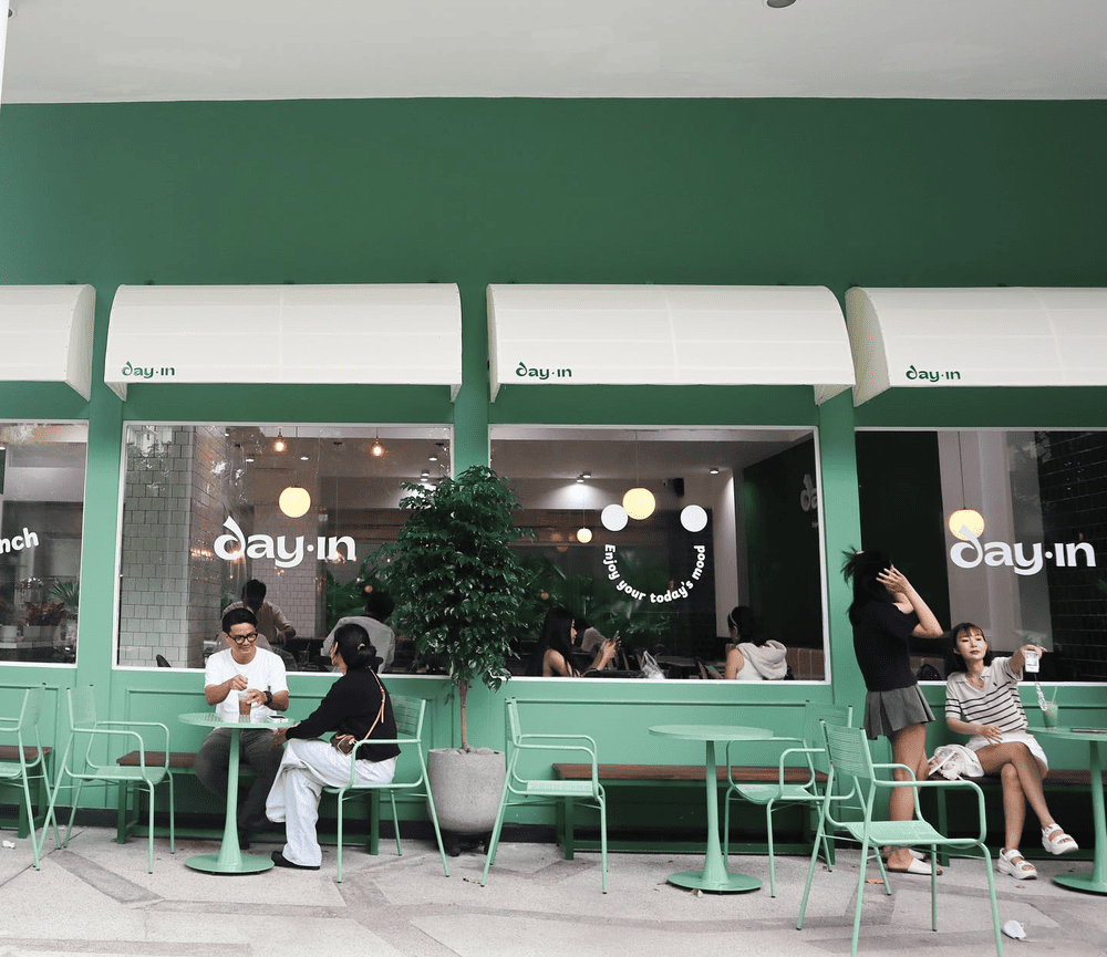 Day In nổi bật với t&ocirc;ng m&agrave;u xanh l&aacute; m&aacute;t mắt v&agrave; kh&ocirc;ng gian ấm c&uacute;ng nhờ nội thất c&ugrave;ng m&agrave;u (Nguồn: Dayin Cafe & Brunch)